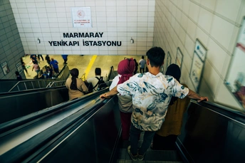 一个人在地铁站乘坐自动扶梯