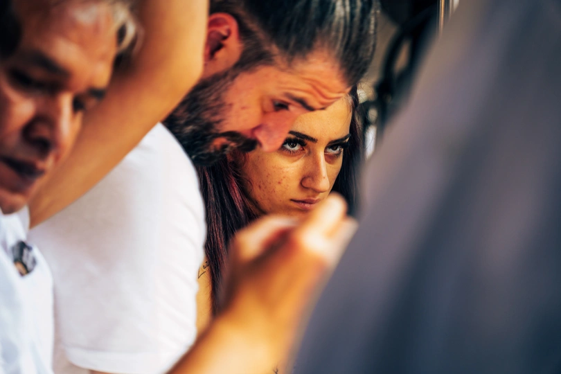 一个人和一个女人正在看他们的手机