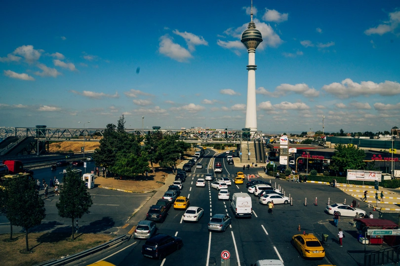 旁边有一座高塔 高速公路上挤满了交通。