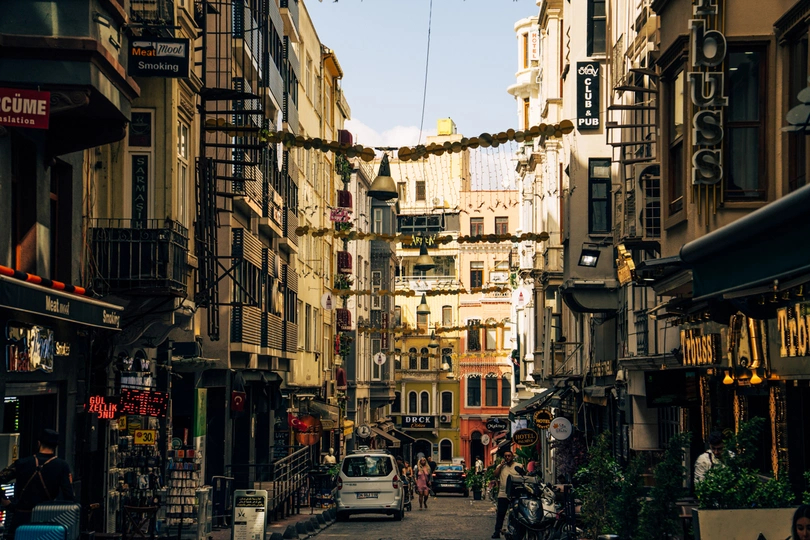 城市中的狭窄街道 有许多建筑物和人。