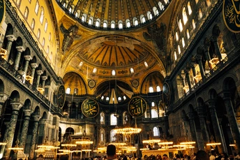 一个带有穹顶的天花板的建筑物