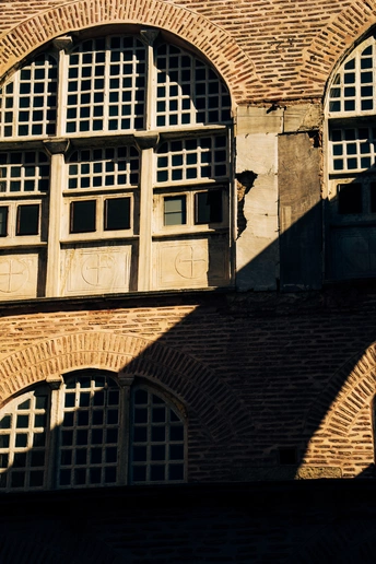 一座高大的砖楼 有大型窗户和钟表。