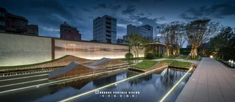 城市中的夜晚河流与背景建筑