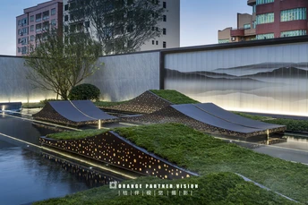 一条河 背景中有绿色的草地和建筑