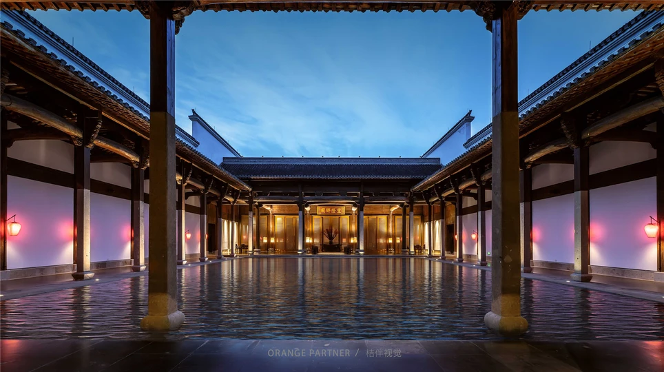 大型建筑物内部有灯光