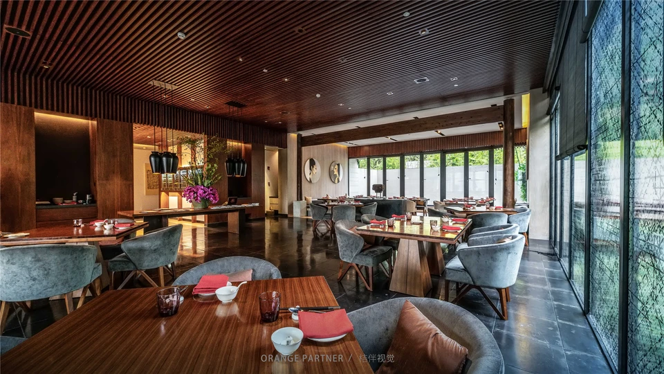 带有木制桌椅的大型餐厅