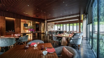 带有木制桌椅的大型餐厅