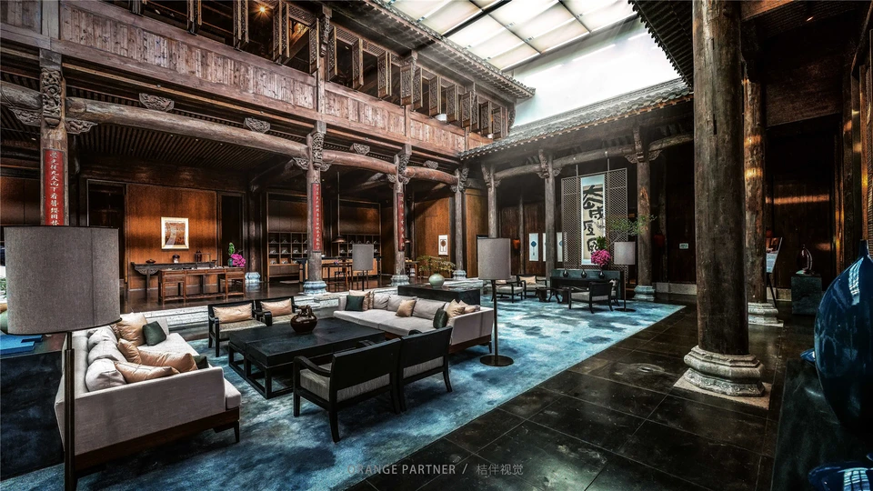 一个大房间 里面有沙发和椅子。