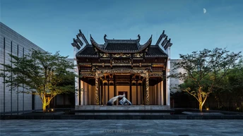 寺庙庭院中的一个大型塔