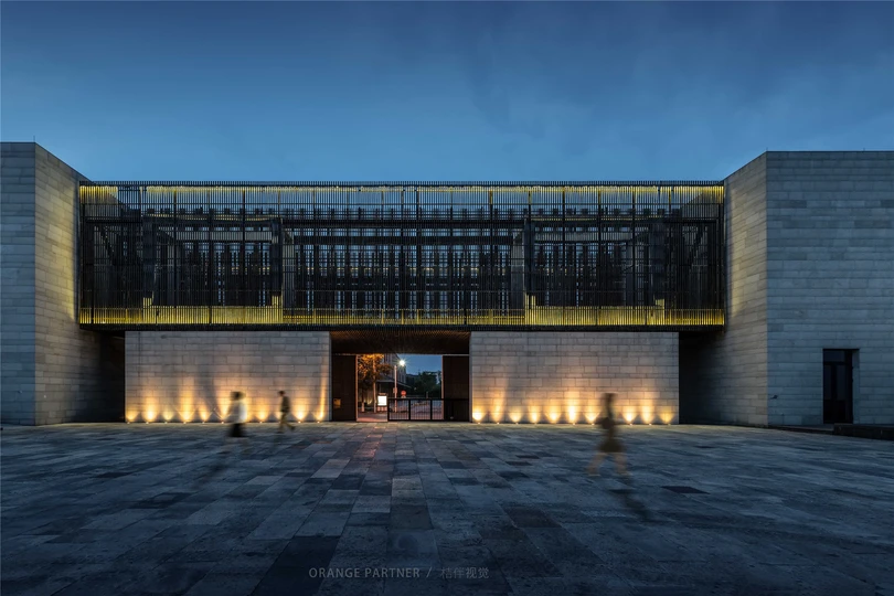 黑暗中一座大型建筑被照亮了