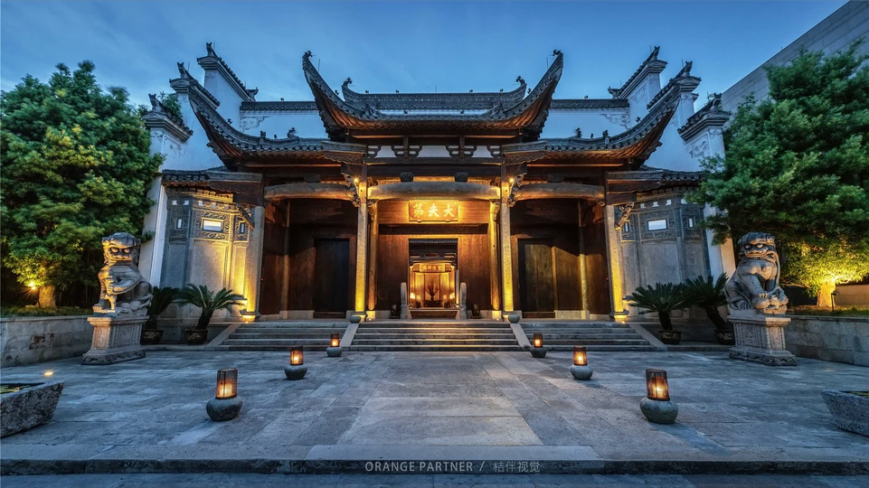 入口处有一座大型建筑 周围有蜡烛。