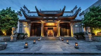 入口处有一座大型建筑 周围有蜡烛。