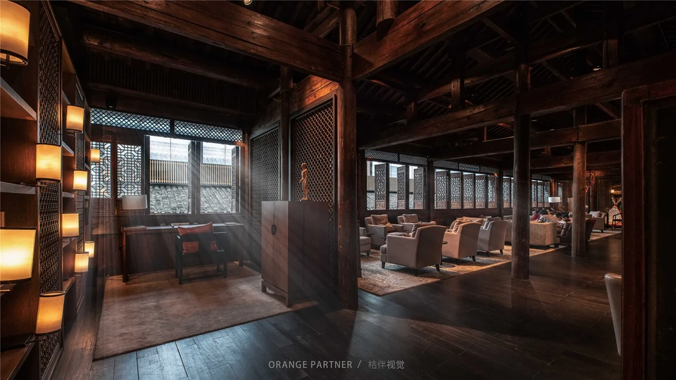 一个黑暗的房间 里面有一个酒吧和桌子椅子在一个大型建筑物中