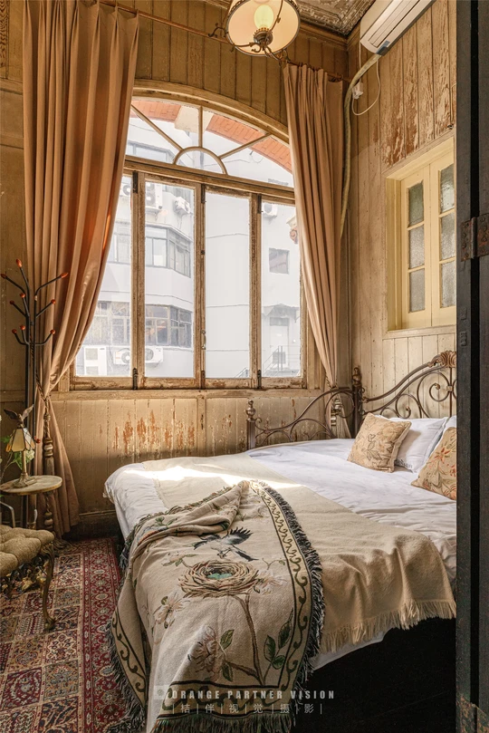 一个带有床和大型窗户的卧室