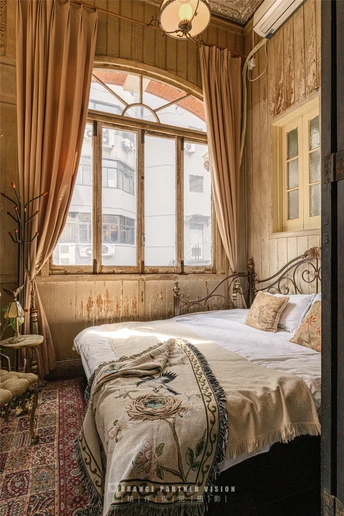 一个带有床和大型窗户的卧室