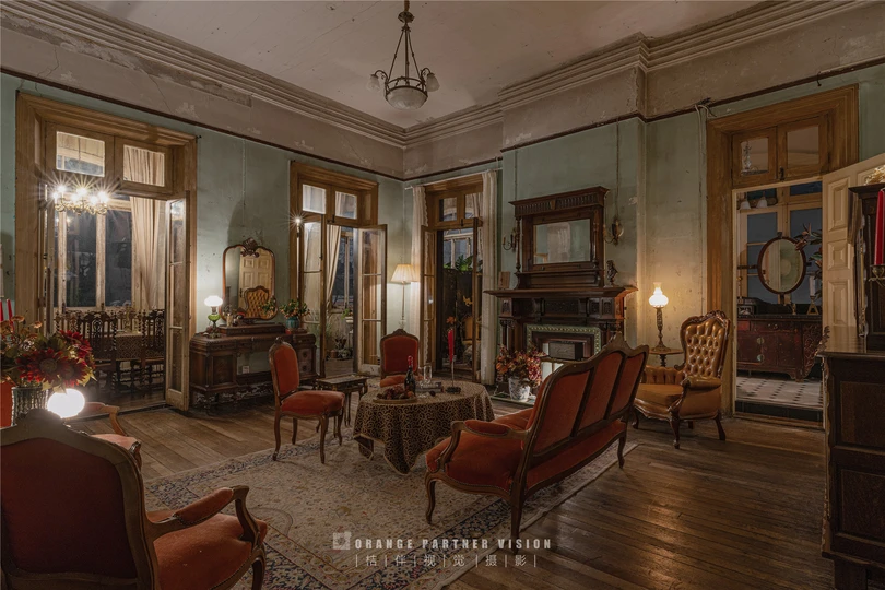 一个充满家具和一张桌子的客厅