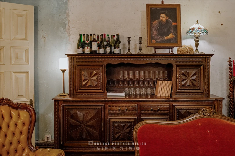 一个老房子里的房间 有钢琴、红色椅子、一幅画和一盏灯。