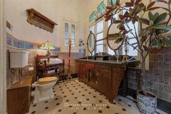 一个带有厕所、水槽、镜子和盆栽的浴室