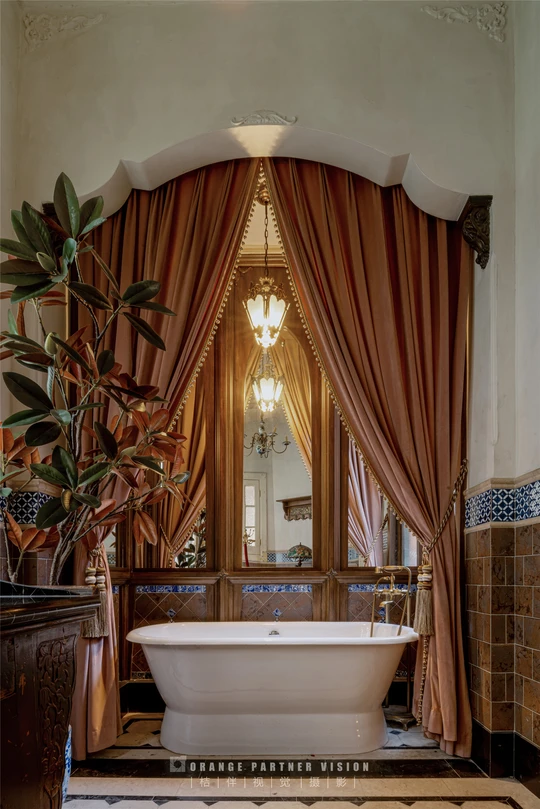 一个带有大窗户、水槽、浴缸和盆栽的浴室