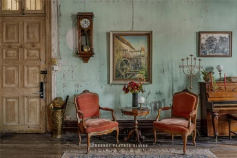 一个充满家具、画和钢琴以及时钟的蓝色墙壁房间