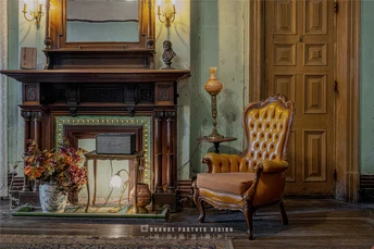 一个带壁炉、椅子和大型钟的房间