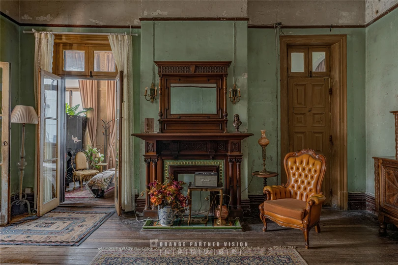 一个充满家具和绿墙的大房间