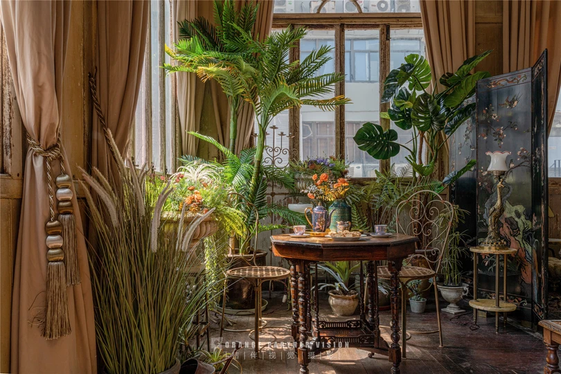 一个充满家具和植物的房间 旁边是窗户