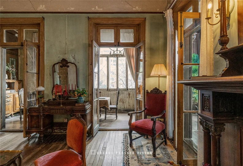 一个充满家具和壁炉的大房间