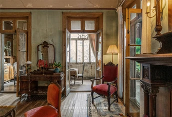 一个充满家具和壁炉的大房间