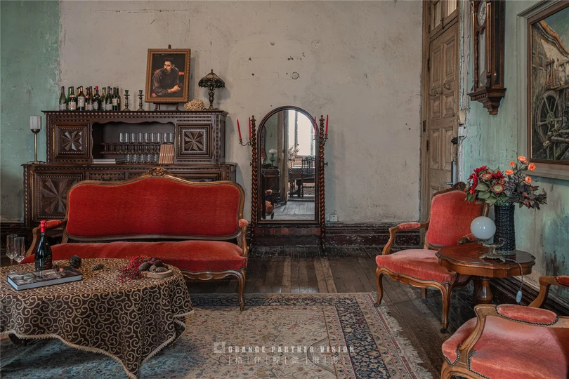 一个充满旧家具、红色沙发和椅子的房间
