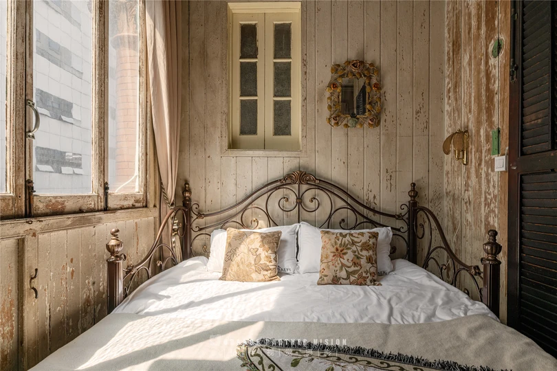 一个带有木墙和白色床单的卧室