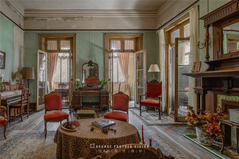 一个装满家具和一张桌子和椅子的宽敞房间