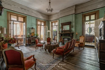 一个充满家具和钢琴的客厅