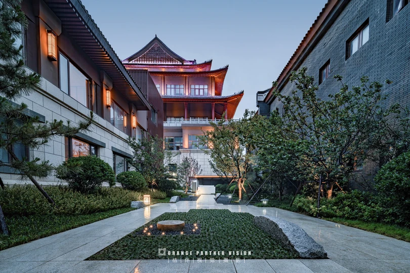 背景有一个建筑的庭院