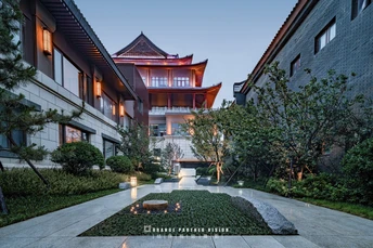 背景有一个建筑的庭院