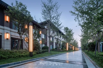 建筑前的一个湿漉漉的走道