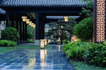 花园中的一条走道 背景是一座大型建筑。