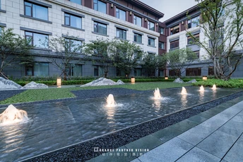 酒店院子里有一个喷泉