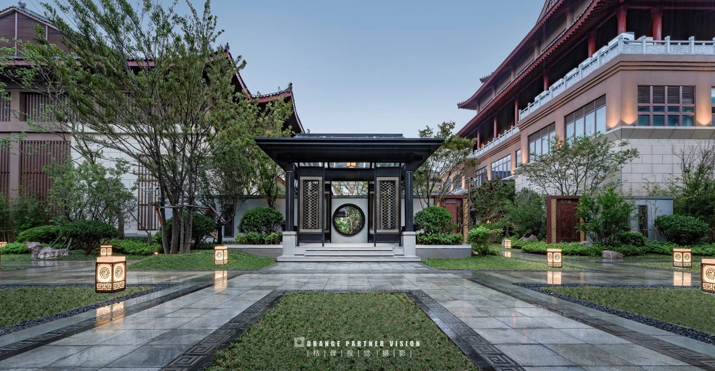 背景是一个大型建筑的庭院