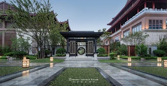 背景是一个大型建筑的庭院