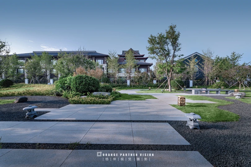 公园 有草地 树木和长凳