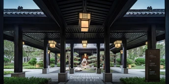 建筑中央的覆盖走廊