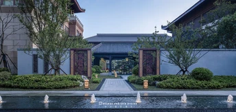 一个带喷泉和游泳池的庭院