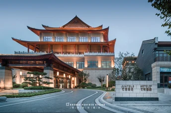 市中心的一座大型建筑