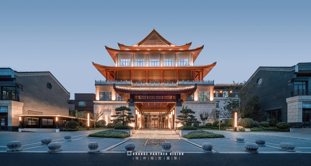 中间有塔的大楼