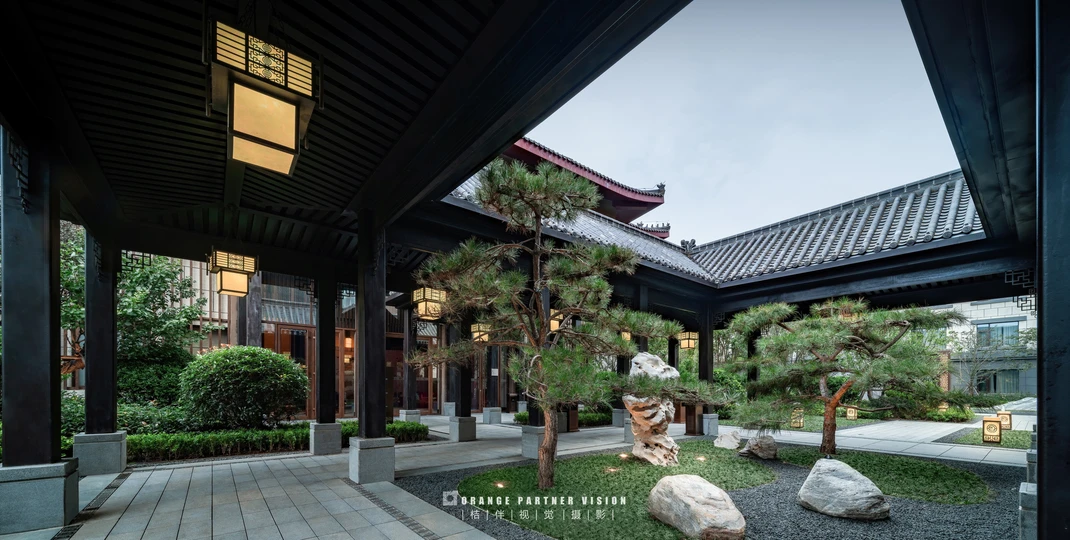 一个小庭院 有小的树木和大的岩石