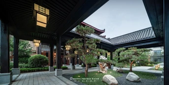 一个小庭院 有小的树木和大的岩石