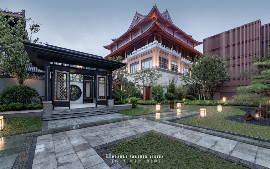 背景有一个建筑的庭院