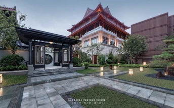 背景有一个建筑的庭院