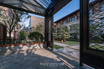 从建筑物内部看庭院